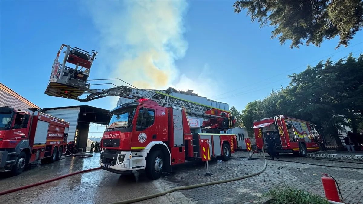 Bursa’da mobilya fabrikasının deposunda çıkan yangına müdahale ediliyor Bursa’da mobilya fabrikasının deposunda çıkan yangına müdahale ediliyor