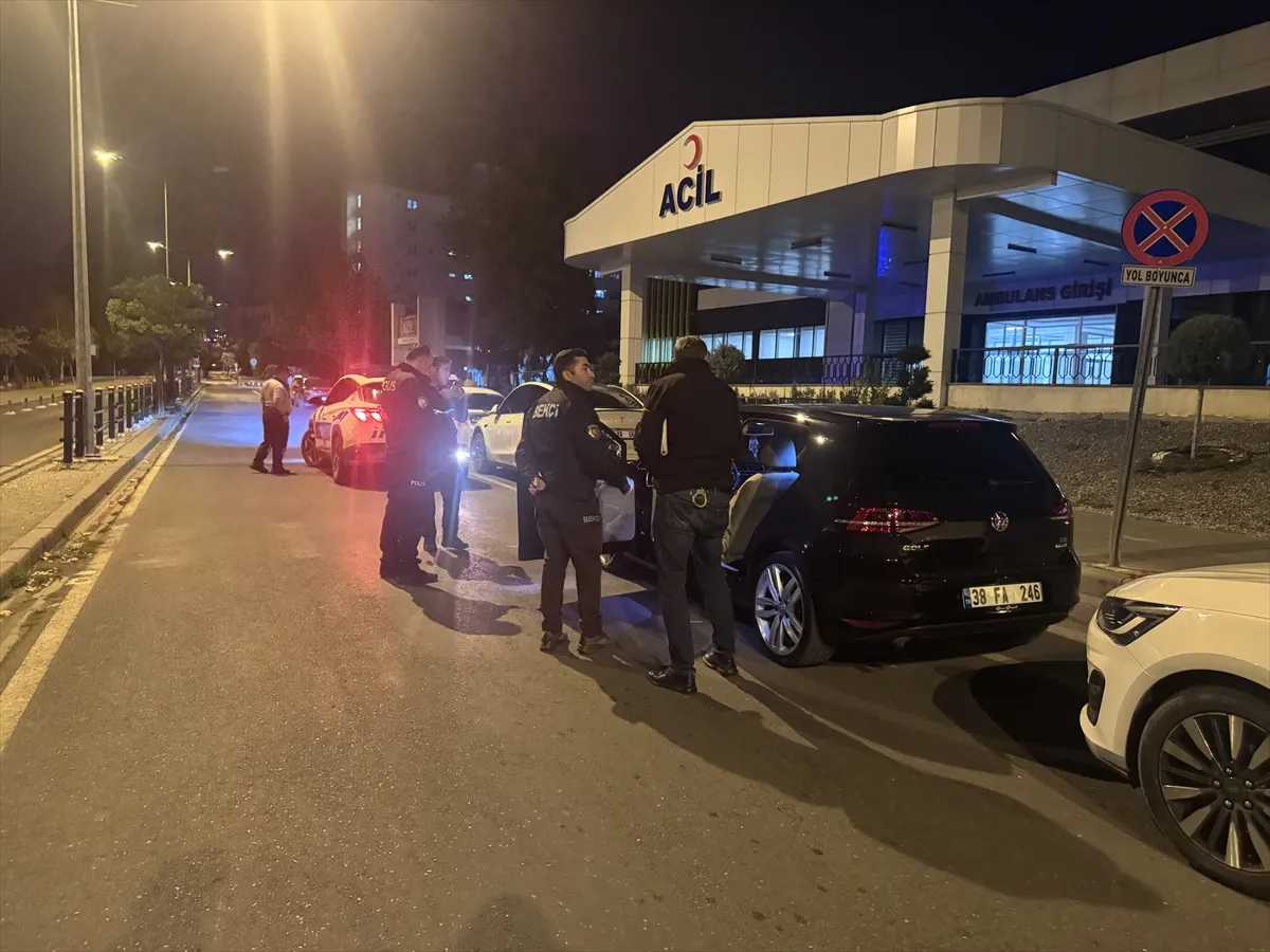 Kayseri’de bıçakla yaralanan kişi hastaneye kaldırıldı Kayseri’de bıçakla yaralanan kişi hastaneye kaldırıldı