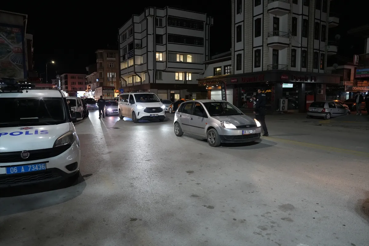 Ankara Çubuk’ta 40 polisle asayiş ve trafik denetimi Ankara Çubuk’ta 40 polisle asayiş ve trafik denetimi