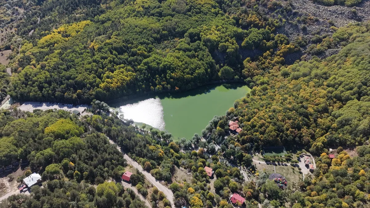 Ankara’da Karagöl Tabiat Parkı sonbaharın renklerine bürünmeye başladı Ankara’da Karagöl Tabiat Parkı sonbaharın renklerine bürünmeye başladı