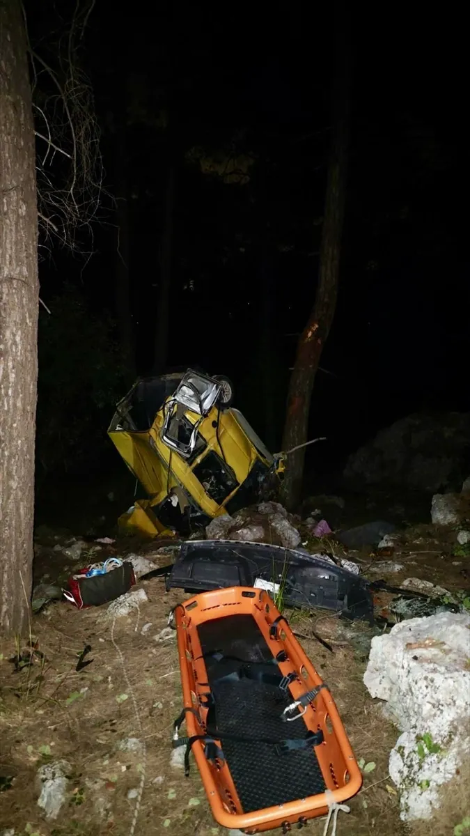 Antalya’da uçuruma devrilen araçtaki 2 kişi öldü, 4 kişi yaralandı Antalya’da uçuruma devrilen araçtaki 2 kişi öldü, 4 kişi yaralandı
