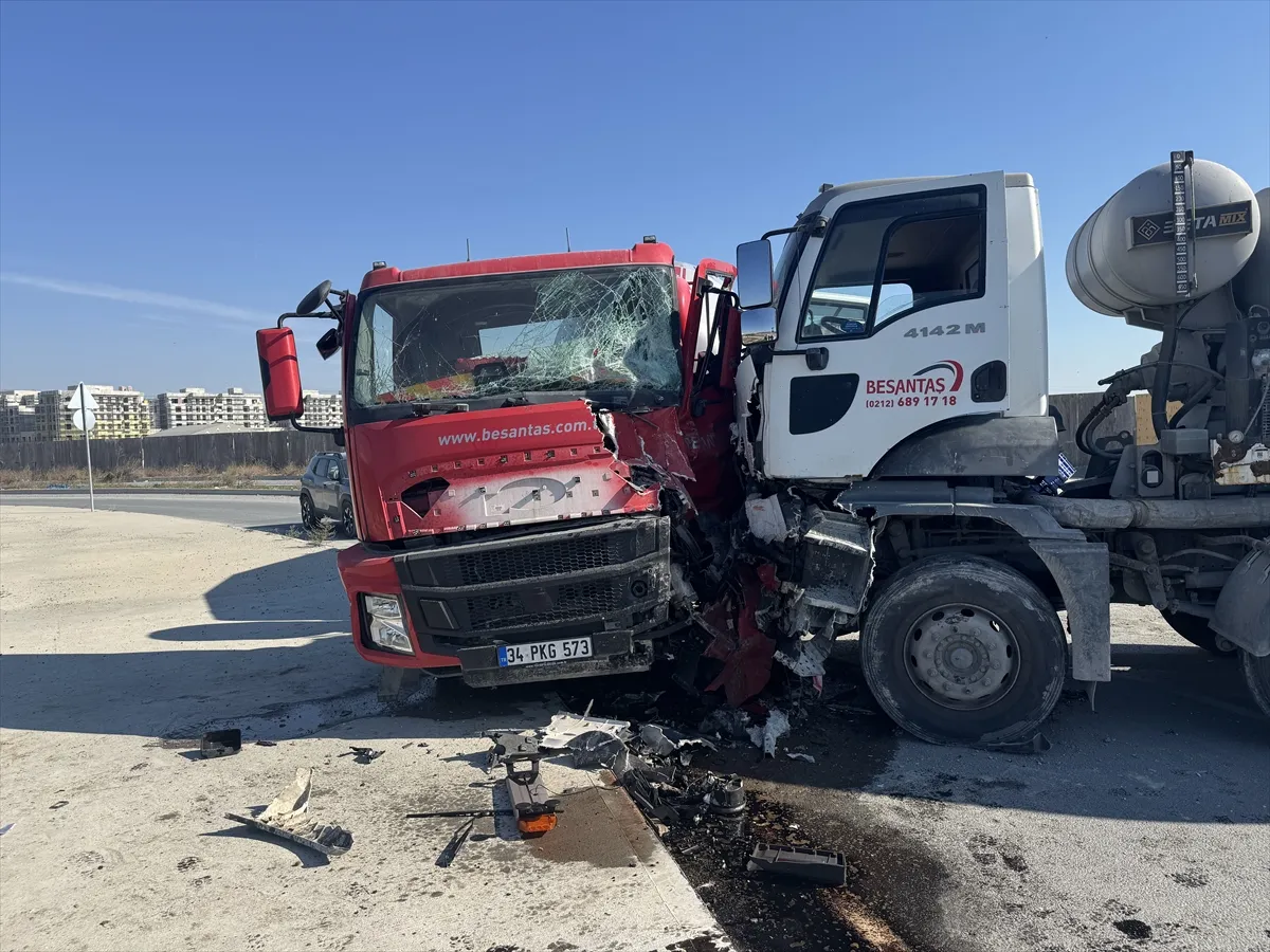 Avcılar’da çarpışan iki beton mikserinin sürücüleri yaralandı Avcılar’da çarpışan iki beton mikserinin sürücüleri yaralandı
