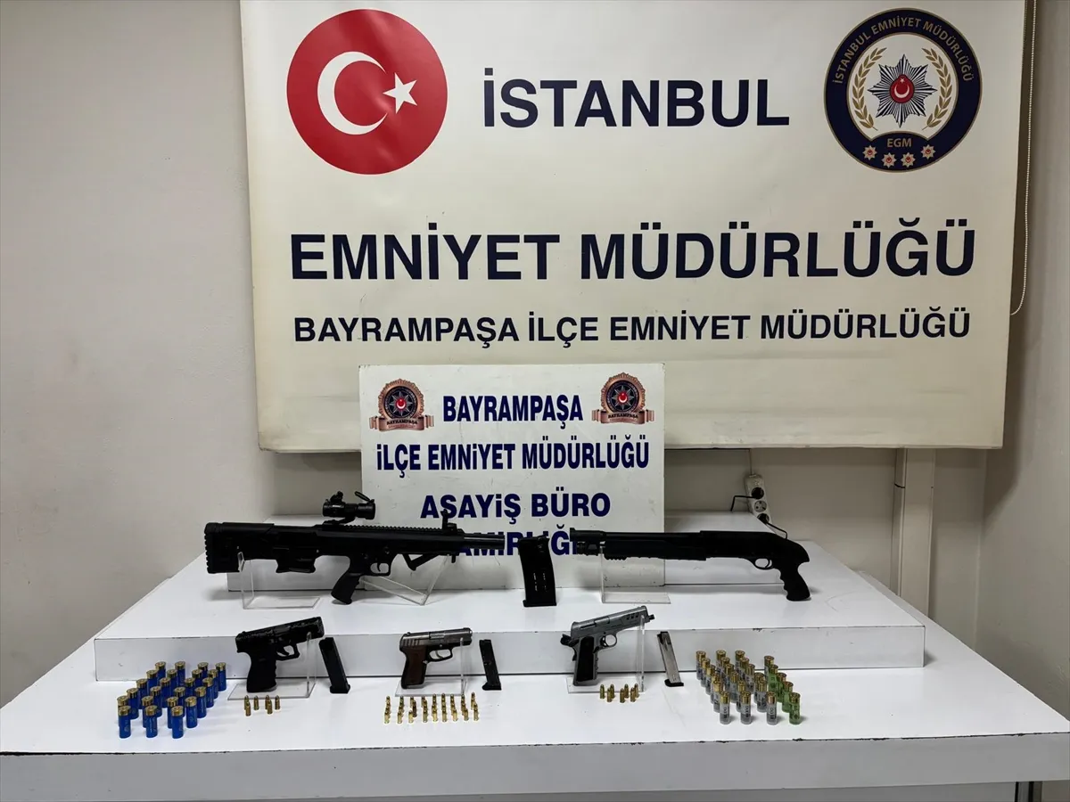 Bayrampaşa’da 5 ruhsatsız silah ele geçirildi, 1 zanlı gözaltına alındı Bayrampaşa’da 5 ruhsatsız silah ele geçirildi, 1 zanlı gözaltına alındı