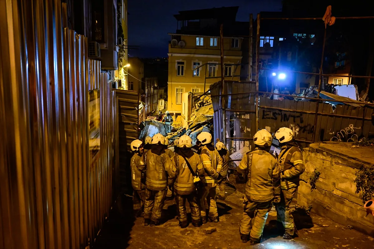 Beyoğlu’nda metruk 4 katlı bina çöktü Beyoğlu’nda metruk 4 katlı bina çöktü