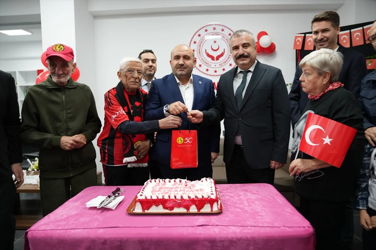 Eskişehir’de 150 kişiye Eskişehirspor kombinesi hediye edildi Eskişehir’de 150 kişiye Eskişehirspor kombinesi hediye edildi