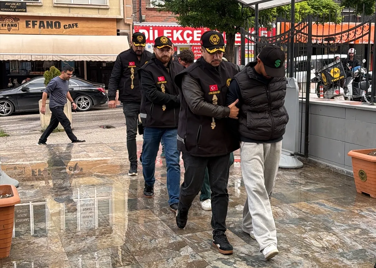 Eskişehir’de çıkan silahlı kavgada 1 kişi yaralandı, 2 kişi tutuklandı Eskişehir’de çıkan silahlı kavgada 1 kişi yaralandı, 2 kişi tutuklandı