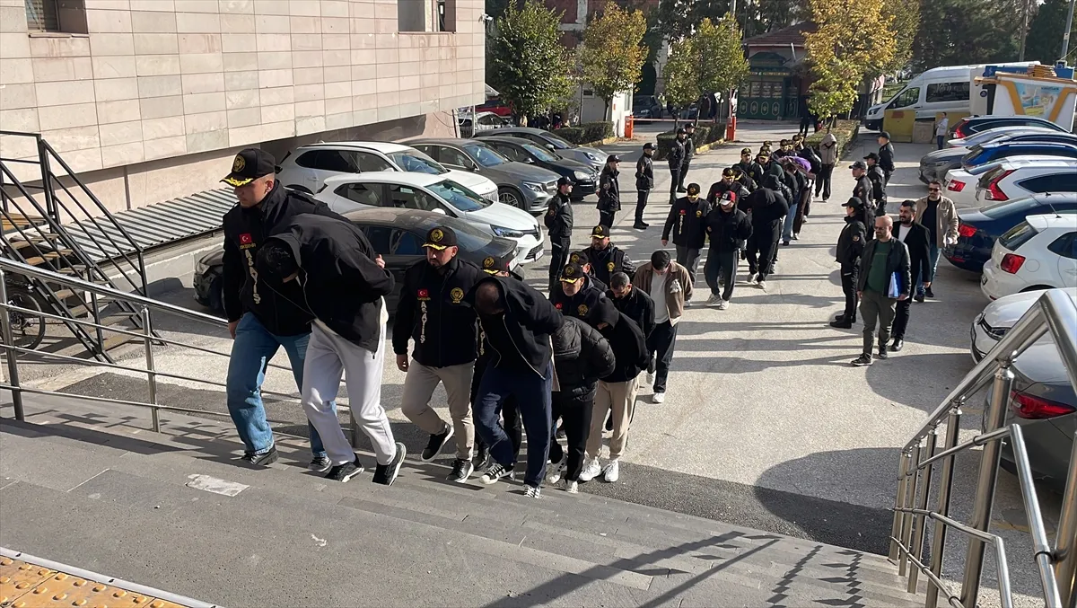 Eskişehir merkezli 5 ilde fuhuş operasyonu: 19 gözaltı Eskişehir merkezli 5 ilde fuhuş operasyonu: 19 gözaltı