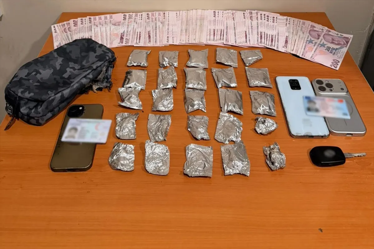 Kadıköy’de uyuşturucu bulunan araçtaki 1 şüpheli tutuklandı Kadıköy’de uyuşturucu bulunan araçtaki 1 şüpheli tutuklandı