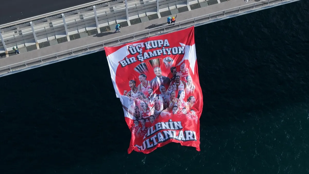 Kadın Milli Voleybol Takımları’nın 3 Kupa, 1 Şampiyon bayrakları, İstanbul Boğazı’na asıldı Kadın Milli Voleybol Takımları’nın 3 Kupa, 1 Şampiyon bayrakları, İstanbul Boğazı’na asıldı