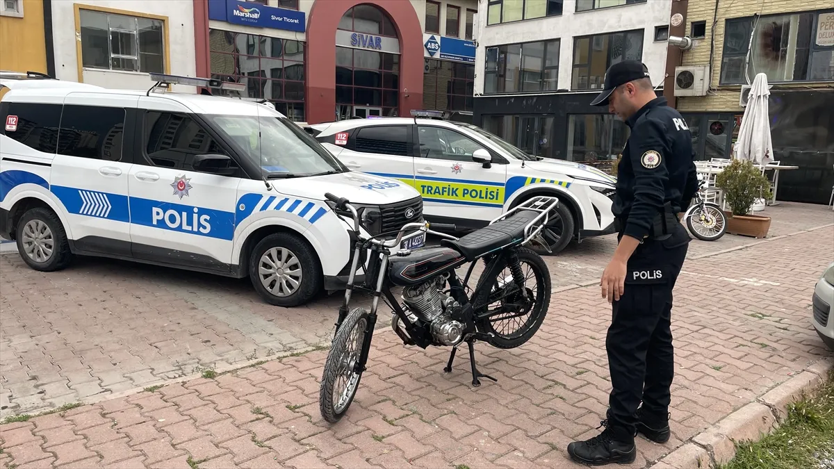 Kayseri’de polisten kaçan 16 yaşındaki motosiklet sürücüsüne 351 bin lira ceza Kayseri’de polisten kaçan 16 yaşındaki motosiklet sürücüsüne 351 bin lira ceza