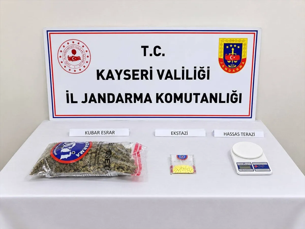 Kayseri’de uyuşturucu operasyonunda 3 şüpheli gözaltına alındı Kayseri’de uyuşturucu operasyonunda 3 şüpheli gözaltına alındı