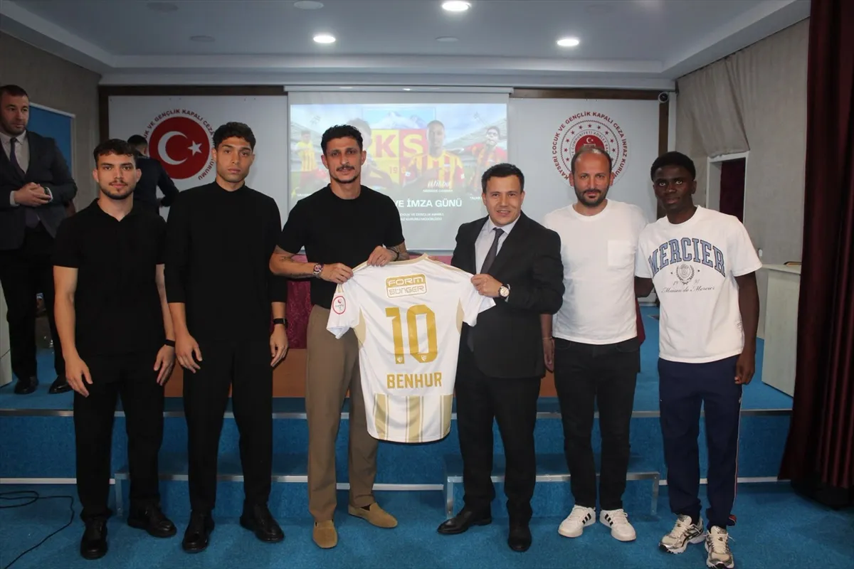 Kayserisporlu futbolculardan çocuk cezaevine ziyaret Kayserisporlu futbolculardan çocuk cezaevine ziyaret
