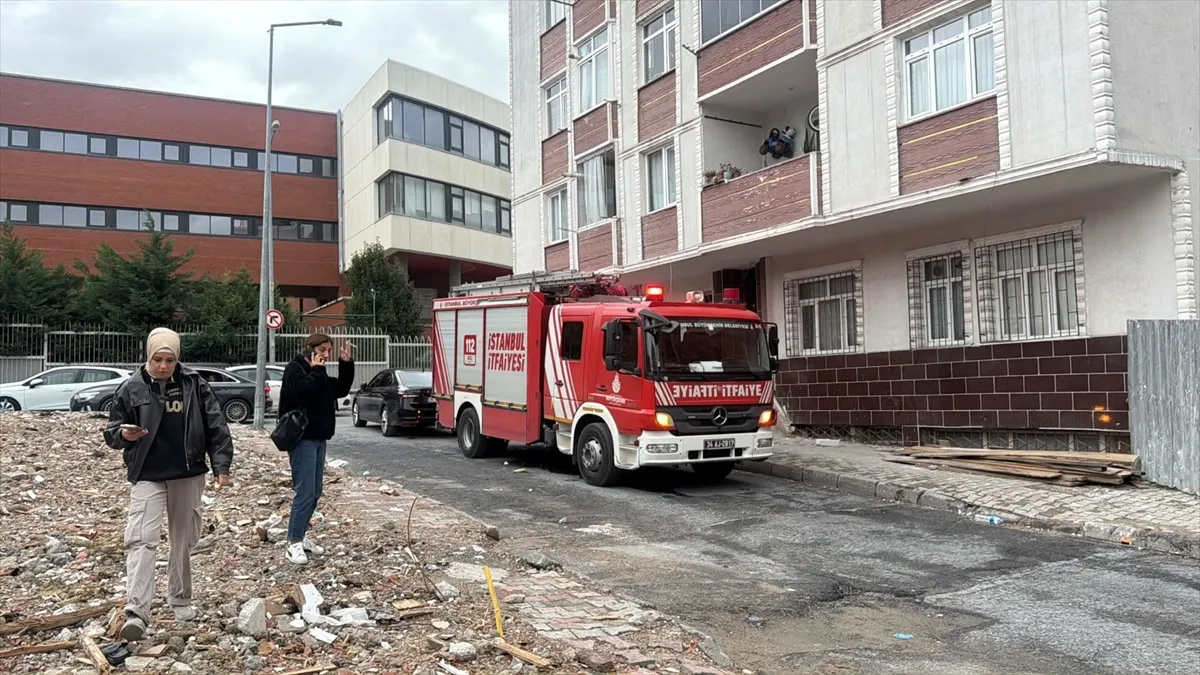 Küçükçekmece’de 7 katlı bina bir dairedeki çatlaklar sebebiyle tedbiren tahliye edildi Küçükçekmece’de 7 katlı bina bir dairedeki çatlaklar sebebiyle tedbiren tahliye edildi