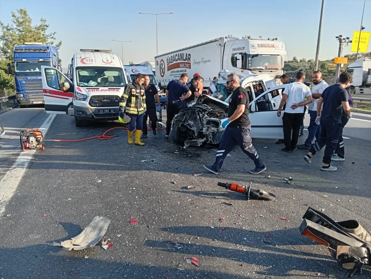 Mersin’de tıra çarpan hafif ticari araçtaki 2 kişi öldü, 1 kişi yaralandı (GÜNCELLEME) Mersin’de tıra çarpan hafif ticari araçtaki 2 kişi öldü, 1 kişi yaralandı (GÜNCELLEME)