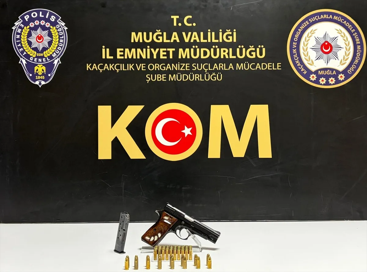 Muğla’da ruhsatsız silah operasyonunda yakalanan şüpheli tutuklandı Muğla’da ruhsatsız silah operasyonunda yakalanan şüpheli tutuklandı