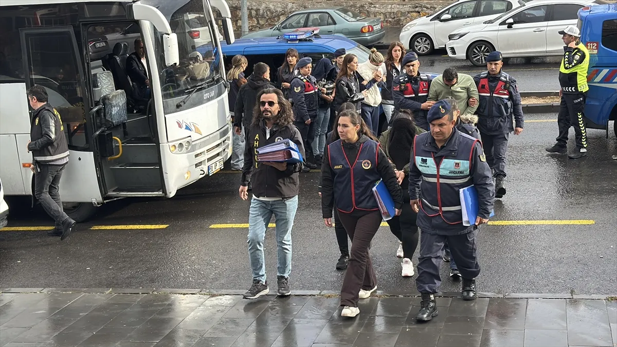 Nevşehir merkezli 9 ildeki fuhuş operasyonunda yakalanan 11 zanlı tutuklandı Nevşehir merkezli 9 ildeki fuhuş operasyonunda yakalanan 11 zanlı tutuklandı