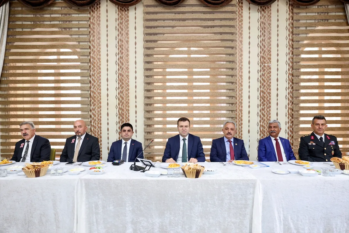 Niğde Valisi Akmeşe, kentteki muhtarlarla buluştu Niğde Valisi Akmeşe, kentteki muhtarlarla buluştu