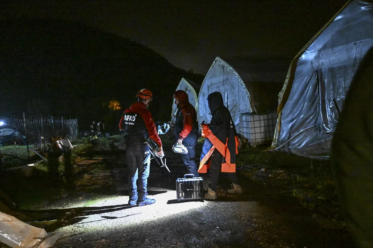 Pendik’te sel sularına kapılan 2 kişinin bulunması için çalışma başlatıldı Pendik’te sel sularına kapılan 2 kişinin bulunması için çalışma başlatıldı