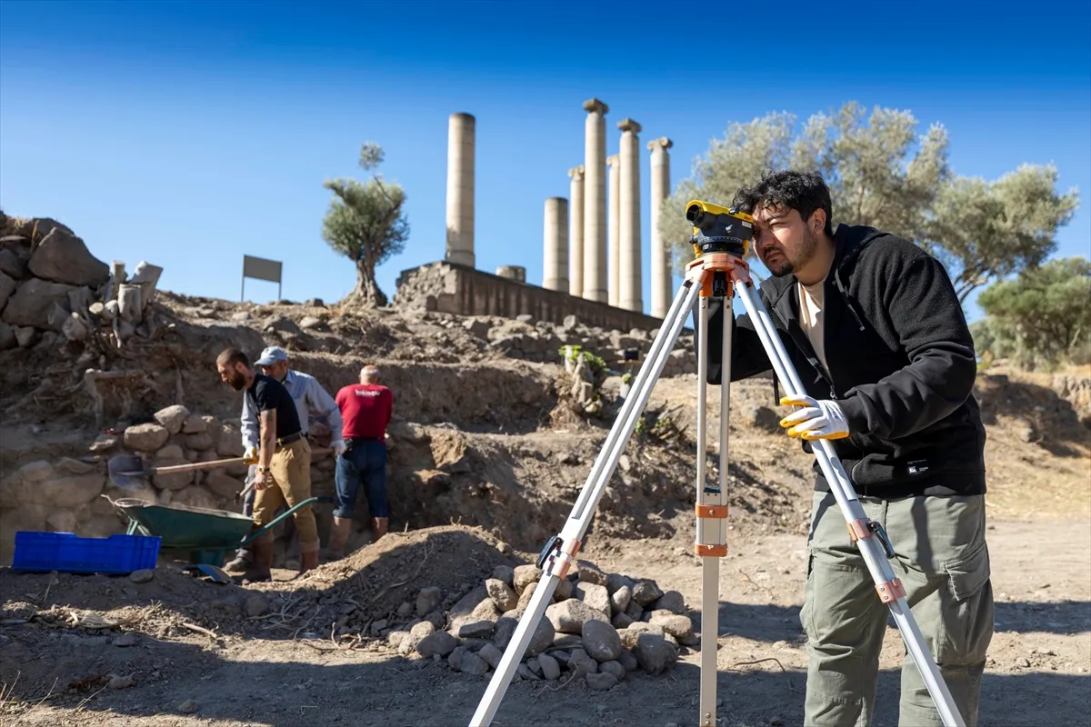 Smyrna Höyüğü’nde 5 bin yıllık yerleşim izleri araştırılıyor Smyrna Höyüğü’nde 5 bin yıllık yerleşim izleri araştırılıyor