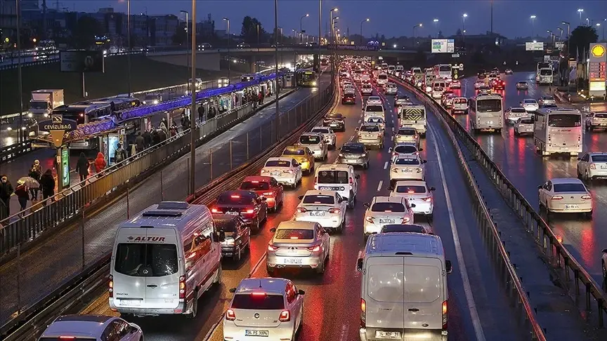 Bağcılar’daki TEM Otoyolu’nda 5 aracın karıştığı zincirleme trafik kazası meydana geldi Bağcılar’daki TEM Otoyolu’nda 5 aracın karıştığı zincirleme trafik kazası meydana geldi