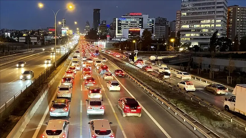 Yol çalışmalarında sürücülere yavaş gitme uyarısı Yol çalışmalarında sürücülere yavaş gitme uyarısı