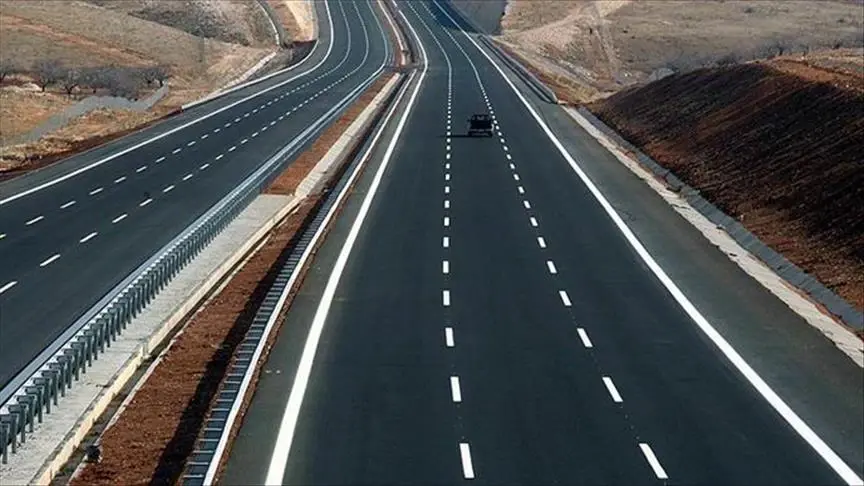 Yapım ve bakım yapılan yollarda sürücülere uyarı Yapım ve bakım yapılan yollarda sürücülere uyarı