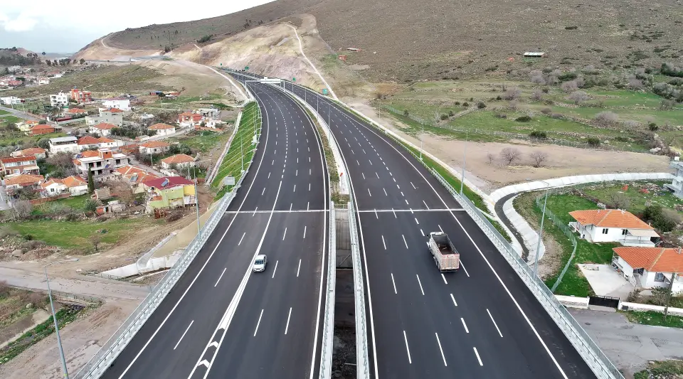 Yapım çalışması olan yollarda sürücülere uyarı Yapım çalışması olan yollarda sürücülere uyarı