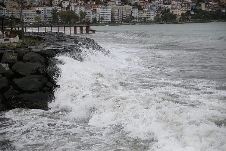 Karadeniz’de karaya oturan Liberya bayraklı gemi kurtarıldı Karadeniz’de karaya oturan Liberya bayraklı gemi kurtarıldı