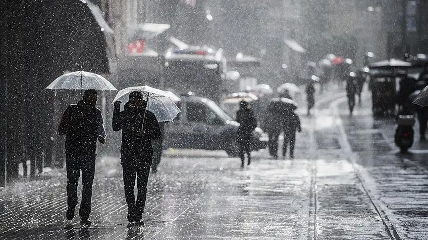 Sarıyer’de sağanak nedeniyle mahsur kalan vatandaşlar iş makinesi ve halat yardımıyla kurtarıldı Sarıyer’de sağanak nedeniyle mahsur kalan vatandaşlar iş makinesi ve halat yardımıyla kurtarıldı